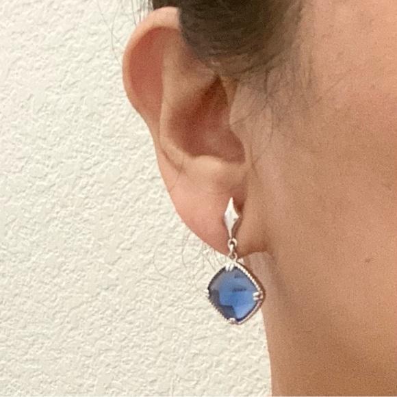 Unsigned Rounded Square-shaped Blue Faceted Crystal Earrings - Picture 2 of 13